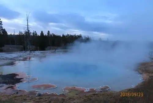 进入盆地看到的第一个温泉,潭水中的颜色随着泉眼的深浅而不同.