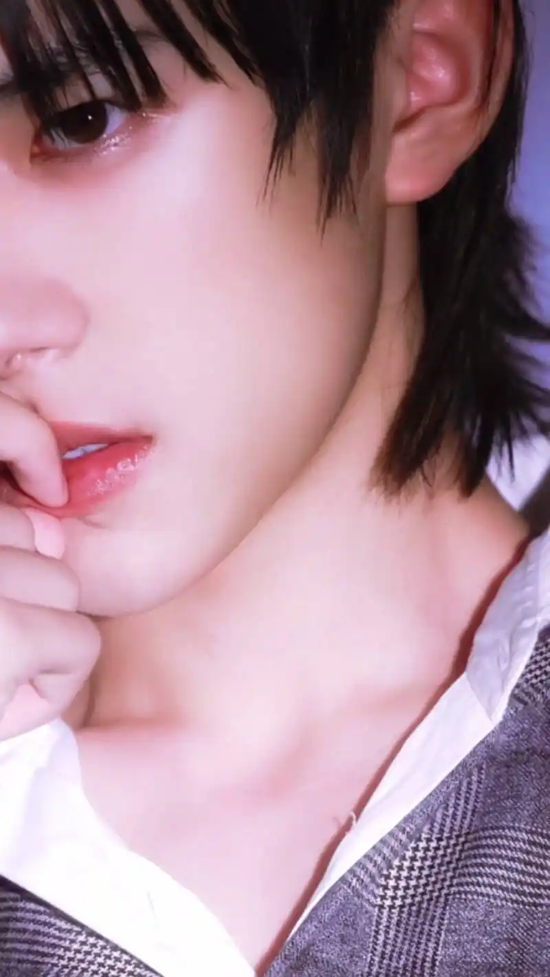 易烊千玺一字锁骨好撩人,千纸鹤:还好我也有