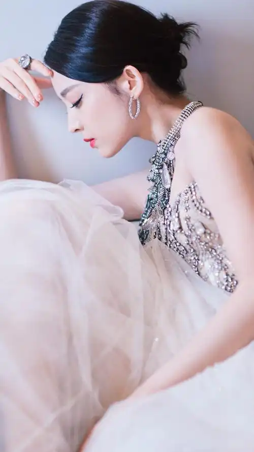 时间:2021-12-27浏览:(711)标签:古力娜扎格式:jpg热门壁纸标签郭禹晗