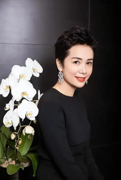 蒋雯丽近照回首几十年的婚姻,蒋雯丽感慨良多,她觉得夫妻牵手是缘分