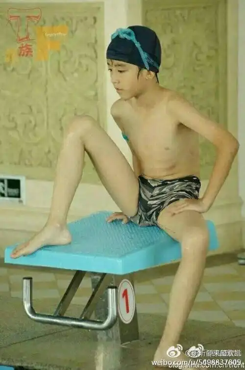 谁有王俊凯的胸肌照 发我一张谢谢