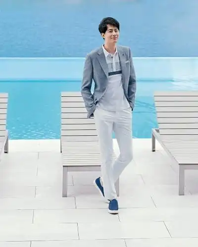 组图:赵寅成拍时尚写真型男魅力 大长腿惹人羡