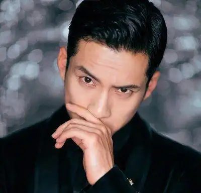 职场男士清新干练短发发型搭配商务装做职场精英