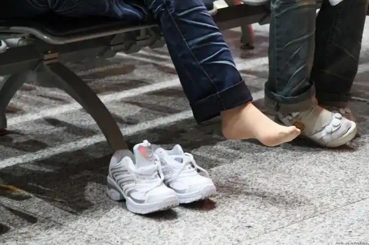 脱鞋晾脚的妹纸