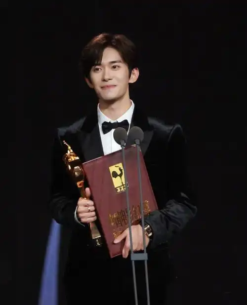 易烊千玺:从少年偶像到金鸡影帝的蜕变之路