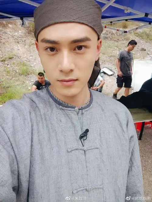 朱致灵是很周正的长相,单论现代装的颜值似乎不差,演技我就不知道了