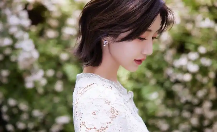 毛晓彤白色时尚镂空裙造型_短发_魅力_裙子