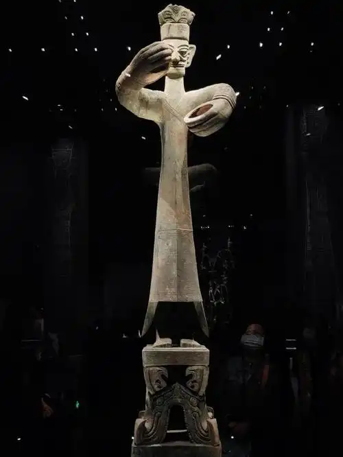 三星堆青铜大立人像手里拿的什么?