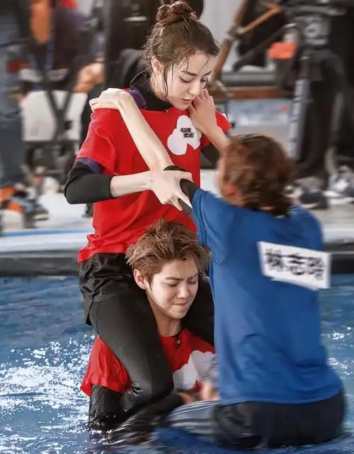 愚人节第一弹,各家站姐好勇,晒鹿晗热巴合影,内涵刘昊然恋情_腾讯新闻