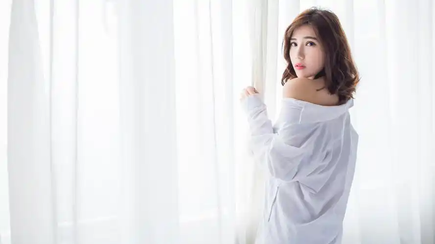 sandy陈天扬白色睡衣香肩美女4k壁纸