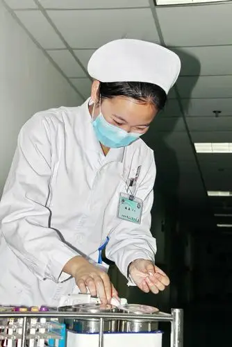 骨科医院——辛勤的值夜班女护士