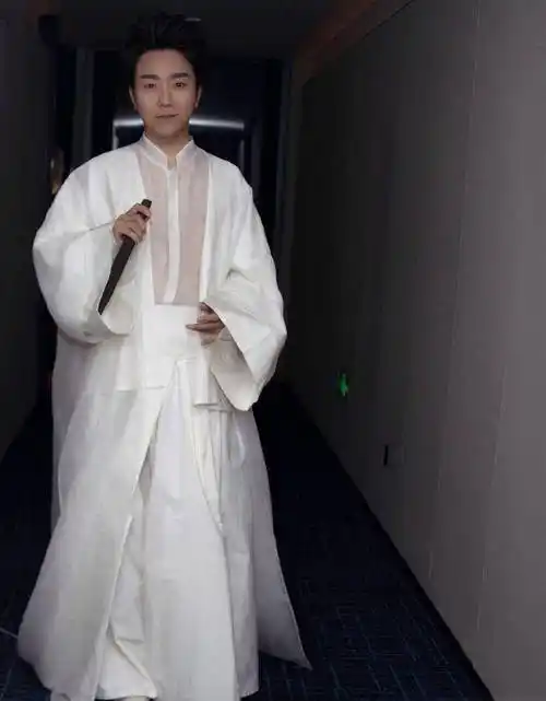 40岁李玉刚出席活动,穿一袭中国风汉服,成全场亮点!_白色_造型_古风