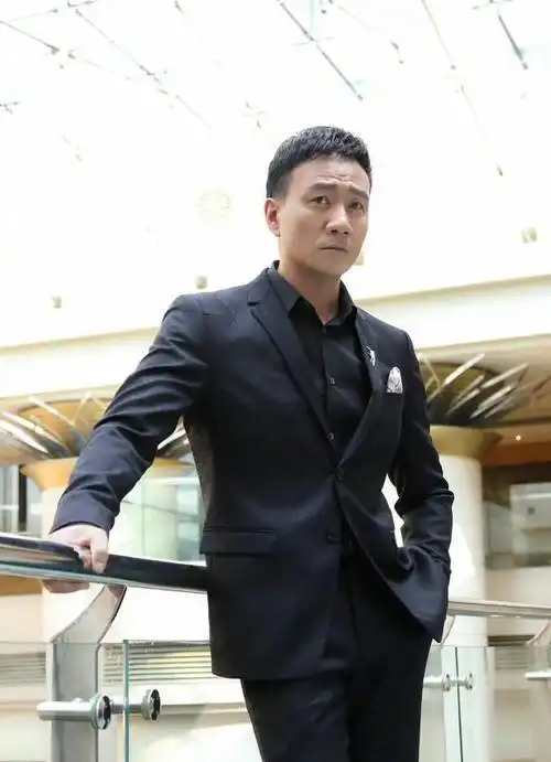 胡军:妻子8瓶啤酒把他喝倒,如今儿女双全,幸福美满