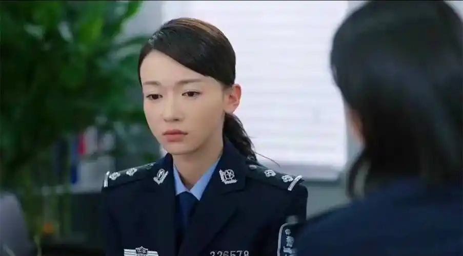 而杨颖在《一场风花雪月的事》中,就更像是借拍戏之名跟黄晓明公费