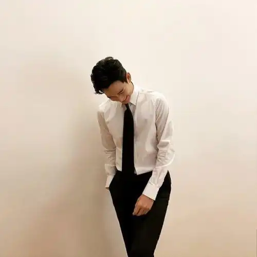 金秀贤发照秀完美颜值身材穿西装笔挺帅气