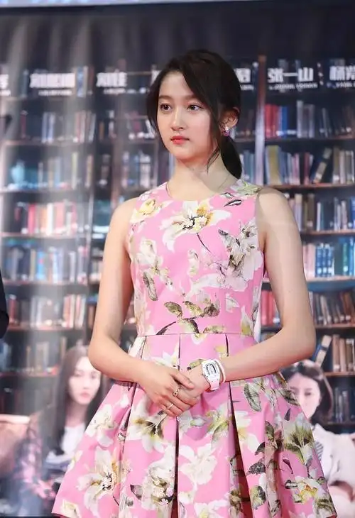 关晓彤粉裙捧花可爱写真