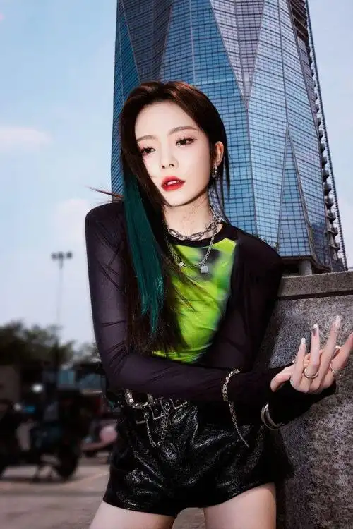 硬糖少女303陈卓璇"荧光绿"造型又飒又魅太绝啦!__财经头条