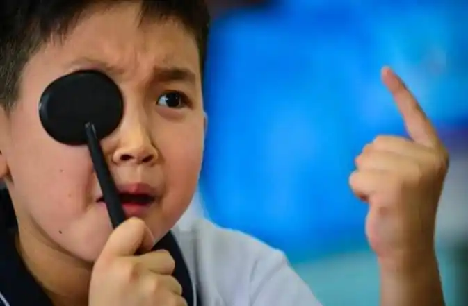 近视的人不戴眼镜时间久了眼睛会不会看不见这种说法是真的吗