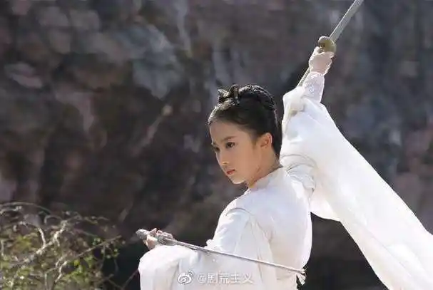 刘亦菲小龙女白衣舞剑旧照