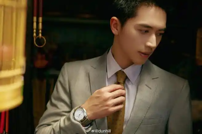 演员,歌手@许魏洲zz身着#dunhill 2024春夏系列#灰色羊毛羊绒微型千鸟