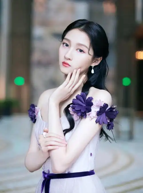 关晓彤身穿一袭淡紫色花长裙亮相,优雅动人的气质,梦幻可爱!