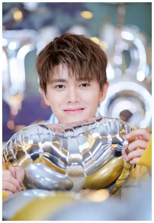 造型师立功了任嘉伦生日头发比心粉丝好评如潮