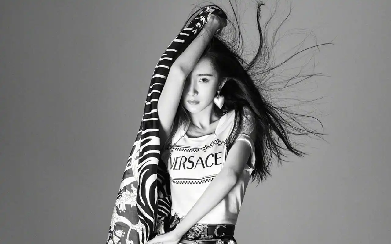 杨幂黑白性感高清桌面壁纸