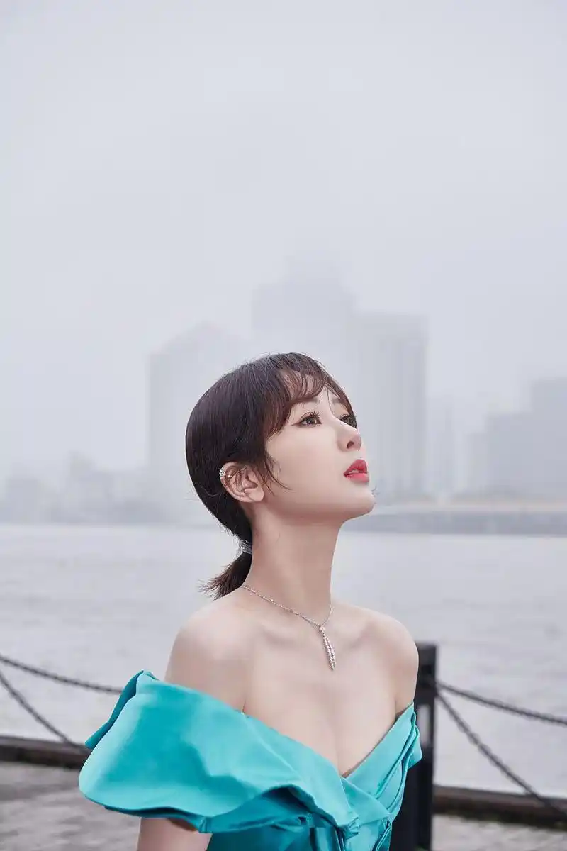 杨紫最近拍摄的一组广告大片真是美得让人窒息!