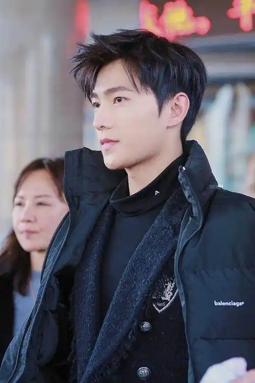 杨洋最新机场照,近距离看皮肤状态超级好,黑发简直清冷的要命!