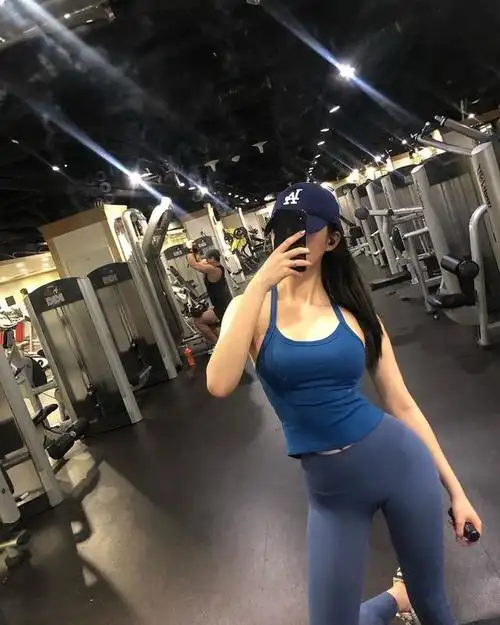 神似大s,身材更胜一筹,健身美女爱练器械