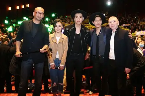 冯小刚手滑赞"恶棍"差评 斥影市违规行为|冯小刚|吴亦凡|李易峰_新浪