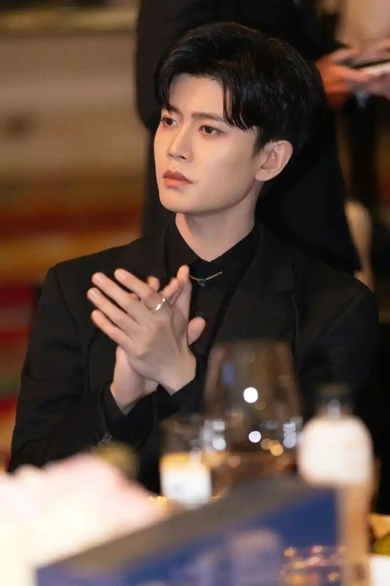 任嘉伦 #华鼎奖  #始于颜值陷于才华忠于人品  #西装杀 - 抖音