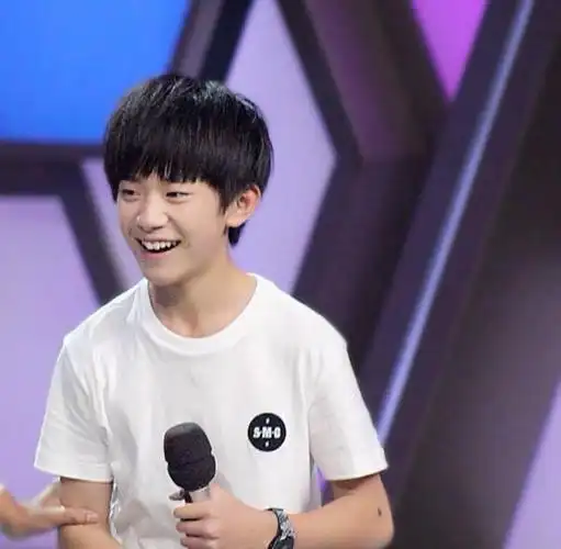 易烊千玺老妈,为栽培儿子舍弃事业,如今儿子成她骄傲