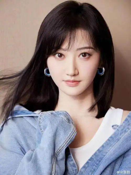 景甜晒日常美照单手撩动长发眼神充满诱惑力笑容明媚动人