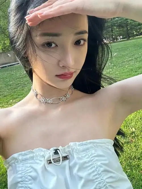 周洁琼最新随拍白色抹胸背心设计感满满夏日少女风情