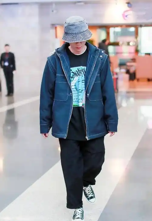 走机场也太随意,张一山又穿上次酷味夹克出街,哥哥衣柜该上新了_一身