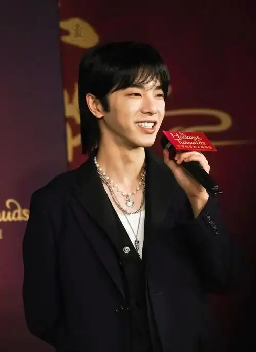 华晨宇壁纸全程姨母笑的看完还是那么乖乖的一个小宝贝