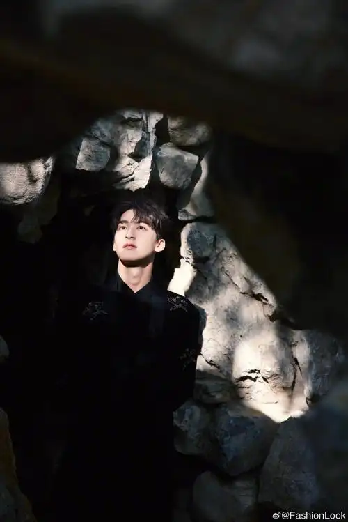 何洛洛国风少年感##何洛洛黑白反差新中式大片