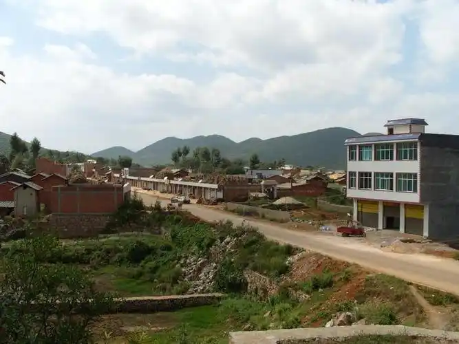 76平方公里,海拔 2000米,年平均气温16℃,年降水量740 毫米,适宜种植