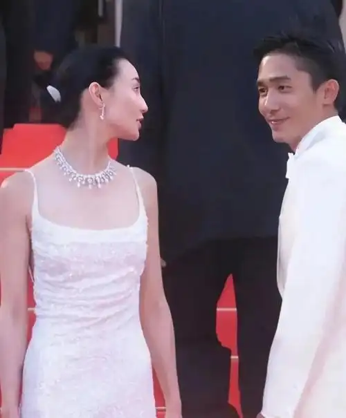 什么原因让两人深情对视右边是梁朝伟左边回眸一笑女人是谁