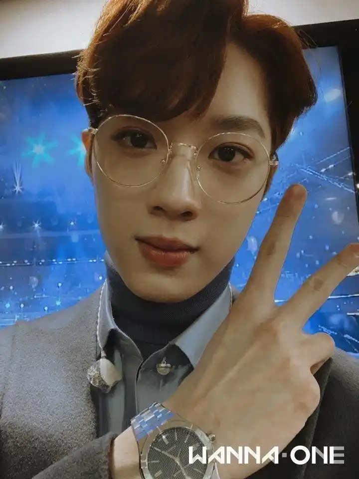 [赖冠霖][分享]200121 赖冠霖直男式怼脸自拍合集 自拍的完成靠脸是