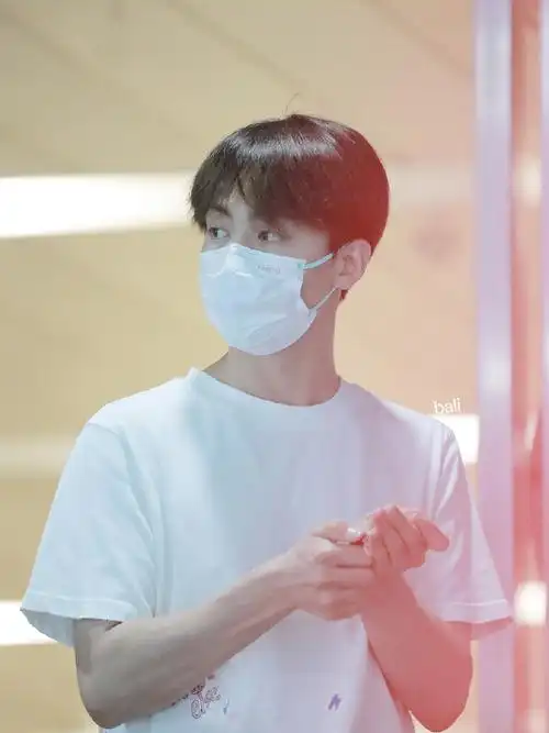 马天宇主演寄生虫舞台剧#是谁接金基宇上班,光拍鞋了,是我太可爱涟缮