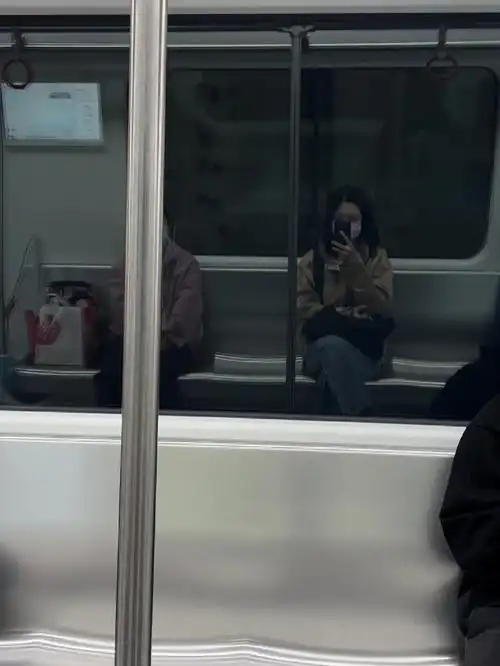 一个人坐地铁
