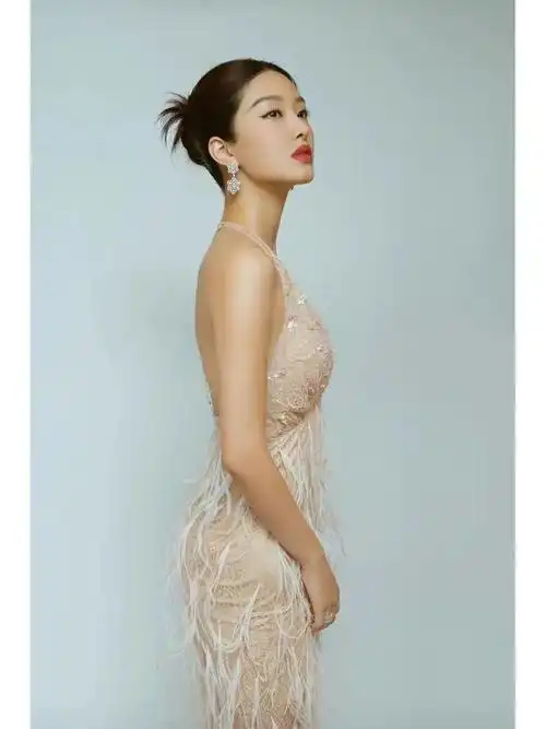 杨采钰真豁得出去肉色深v羽毛裙若隐若现尽显美艳动人