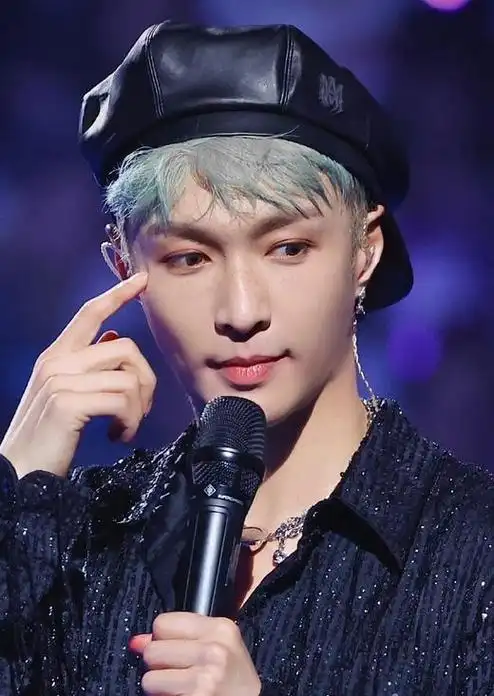 张艺兴小雀斑妆容和贝雷帽 张艺兴的小雀斑妆容和贝雷帽搭配,让他看