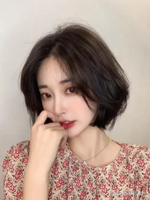 短发烫发发型2021时尚有个性备受女生青眯