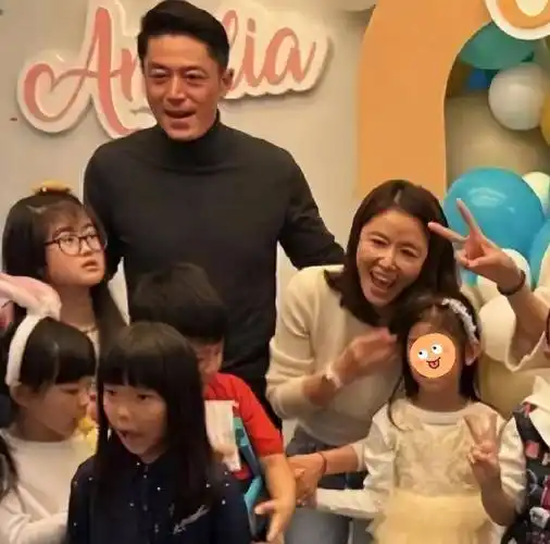 随后一家三口同框出现.霍建华身着深色高领毛衣现身,发型俏丽.