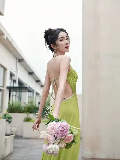 杨幂最新活动:秀美背 露美腿 展示傲人好身材 撑伞神图出圈儿_岁月