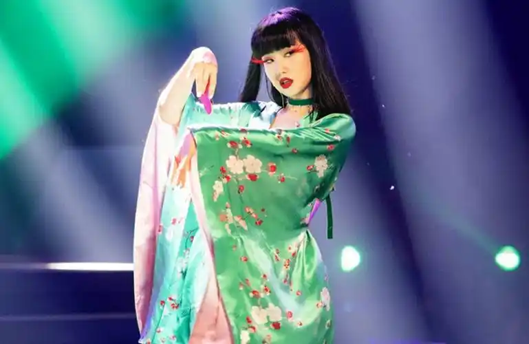 黄龄太敬业坠落舞台爬起来忍痛继续唱网友直呼太心疼