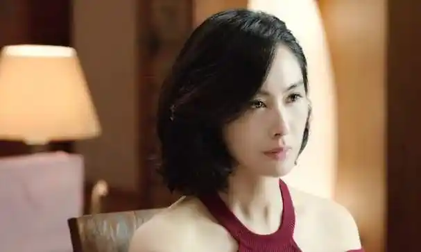 51岁朱茵脸部圆润,对镜甜笑现幸福肥_周星驰_电影节_黄莺